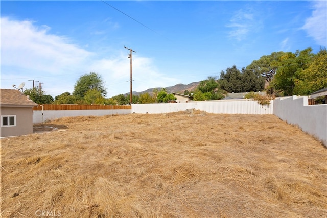 view of yard featuring a mountain view