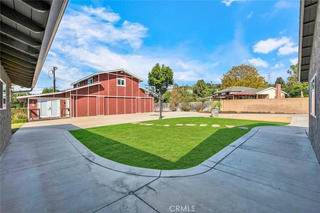 view of yard featuring an outdoor structure