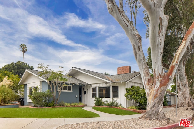 single story home featuring a front lawn