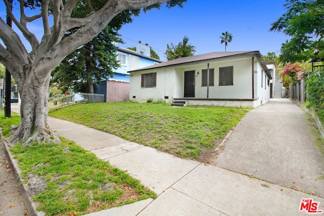 view of front facade with a front lawn