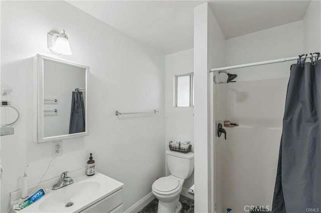 bathroom featuring curtained shower, vanity, and toilet