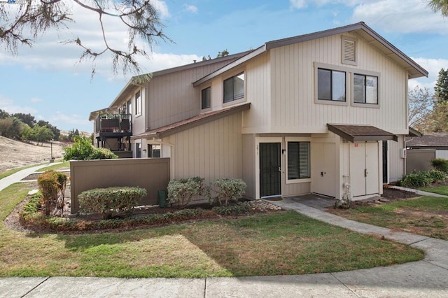 view of front of house featuring a front lawn