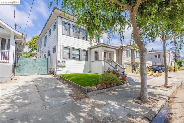 view of front of property with a front yard