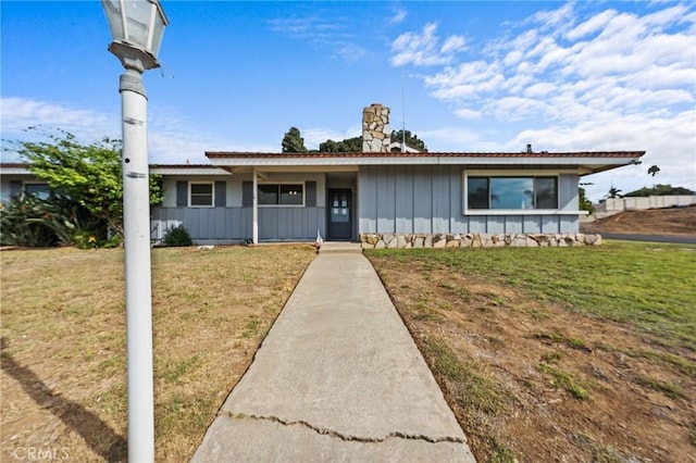 single story home with a front yard