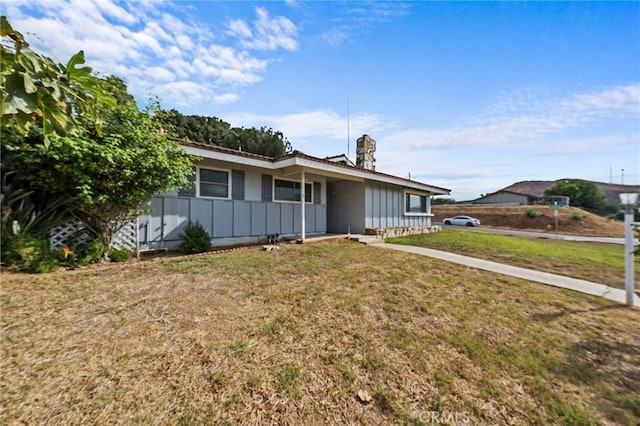 ranch-style home featuring a front lawn