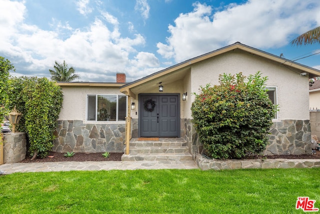 view of front of property featuring a front lawn