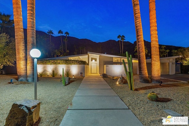 view of front of property featuring a mountain view