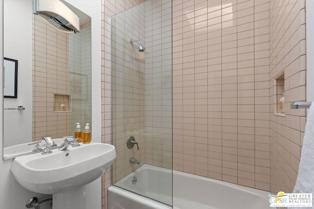 bathroom with sink and tiled shower / bath combo