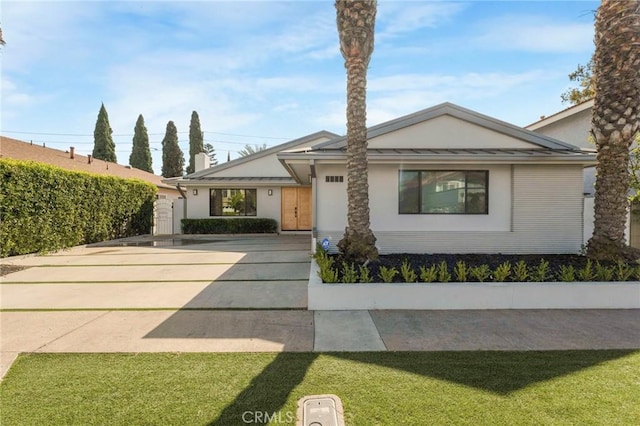 ranch-style house featuring a front yard