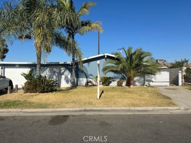 view of front facade featuring a front yard