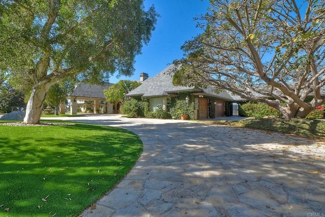 view of front of house featuring a front yard