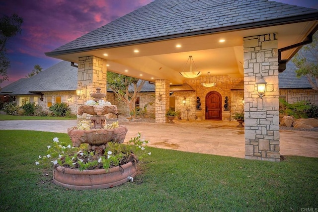 view of yard at dusk