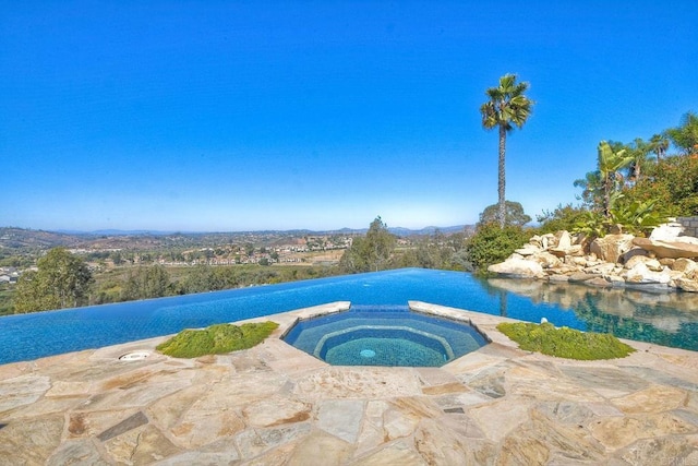 31350 Lake Vista Cir, Bonsall, CA 92003 - view of swimming pool with an in-ground hot tub and an infinity pool