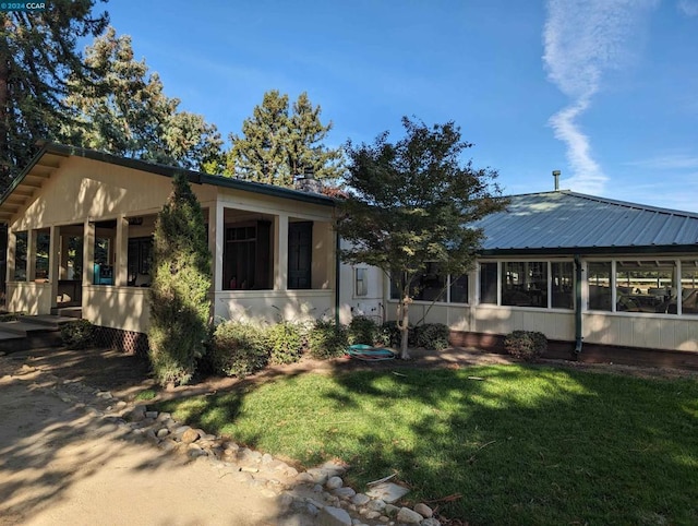 view of front facade with a front lawn