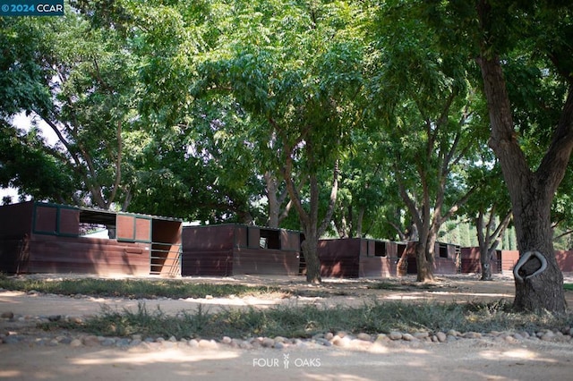 view of yard featuring an outbuilding