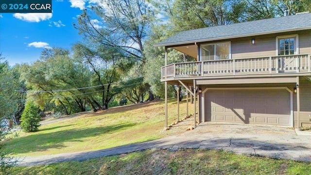 view of front facade featuring a garage and a front yard