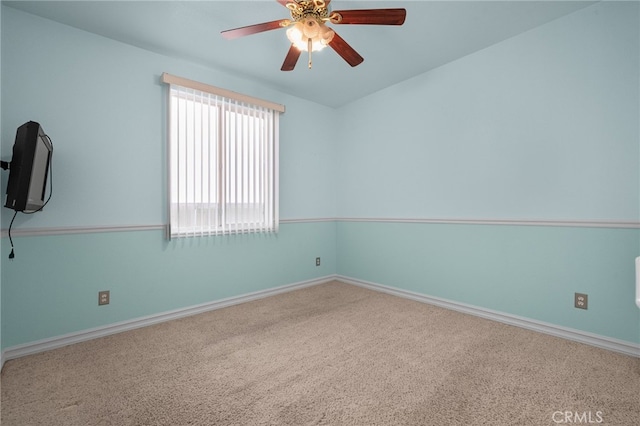 unfurnished room featuring ceiling fan and carpet