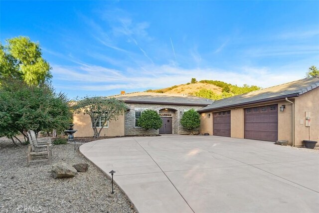 45600 La Cruz Dr, Temecula, CA 92590 - view of front of house featuring stucco siding, a garage, and concrete driveway