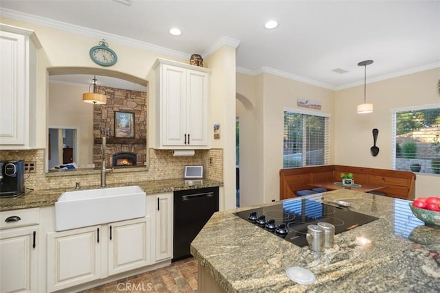 45600 La Cruz Dr, Temecula, CA 92590 - kitchen with black appliances, arched walkways, tasteful backsplash, ornamental molding, and decorative light fixtures
