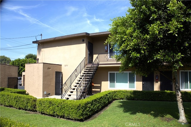 view of side of property featuring a yard