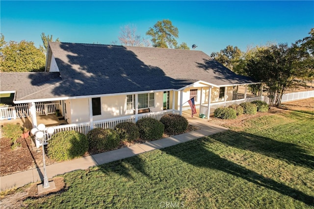 view of front of property featuring covered porch and a front lawn