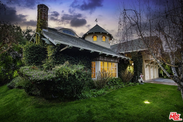 view of front of house with a lawn and a garage