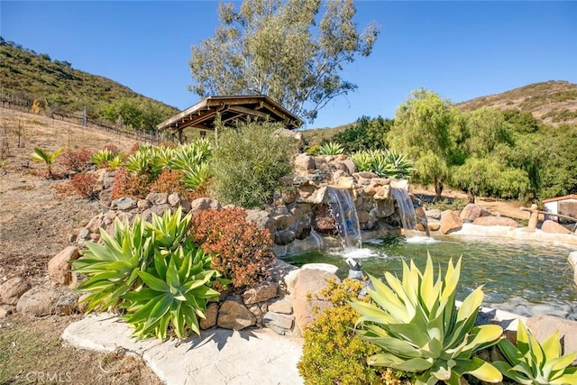 view of yard featuring a mountain view