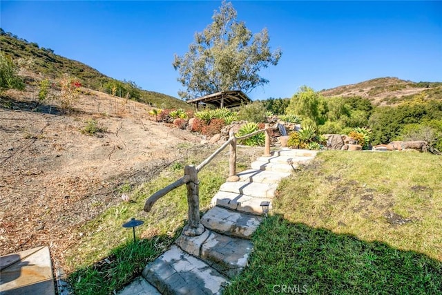 view of yard featuring a mountain view