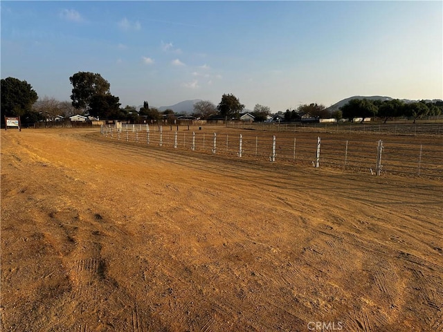 view of yard featuring a rural view