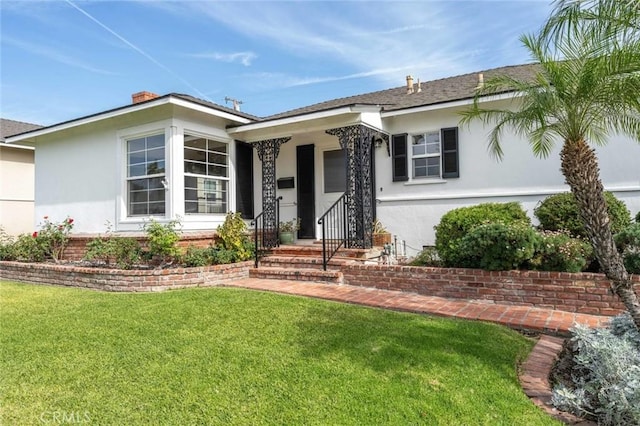 view of front facade with a front yard