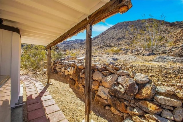 view of yard with a mountain view