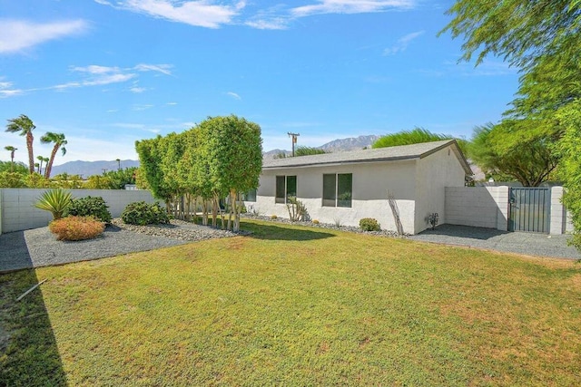 view of front facade featuring a mountain view and a front lawn