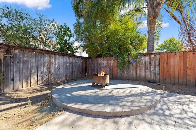 view of patio featuring an outdoor fire pit