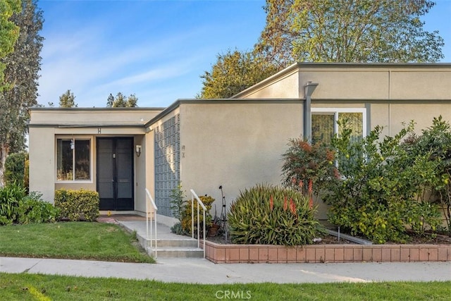 view of front of house with a front lawn