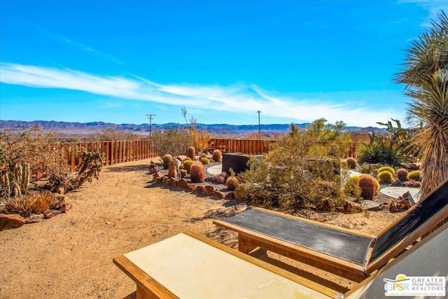 view of yard featuring a mountain view