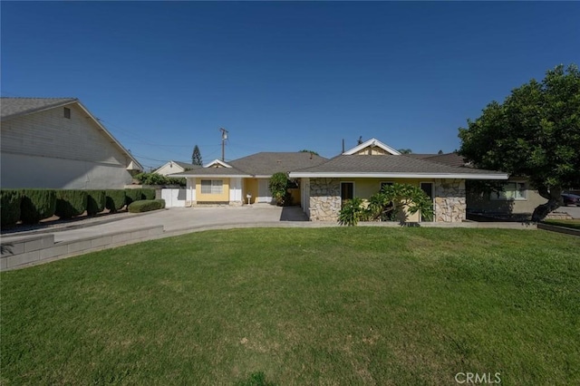 ranch-style home featuring a front lawn