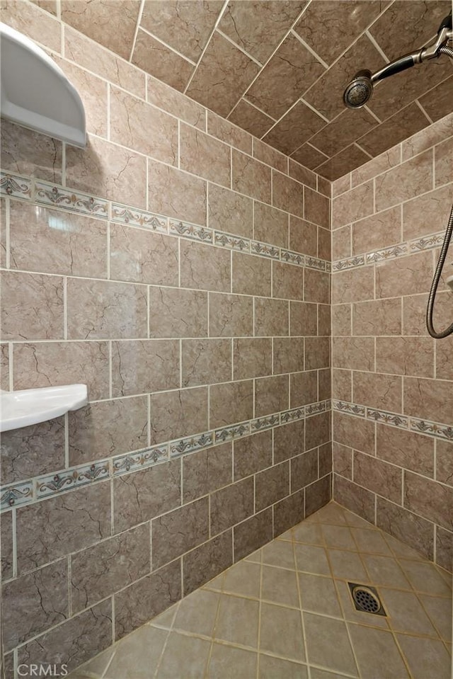 bathroom featuring a tile shower