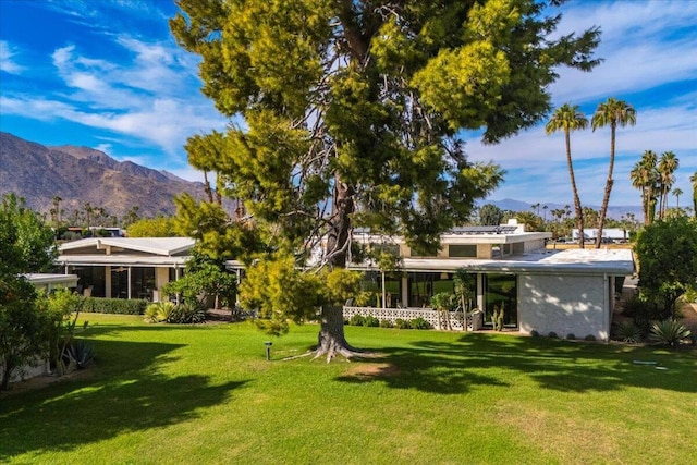 view of yard with a mountain view