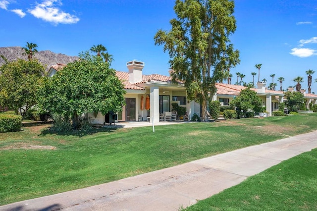 view of front facade featuring a front yard and a patio