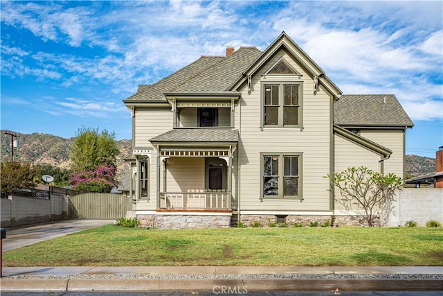 view of front of house featuring a porch and a front lawn