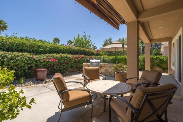 view of patio featuring area for grilling and an outdoor kitchen