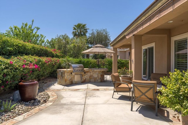 view of patio featuring an outdoor kitchen, area for grilling, and exterior bar