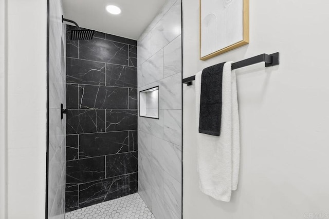 bathroom featuring a tile shower