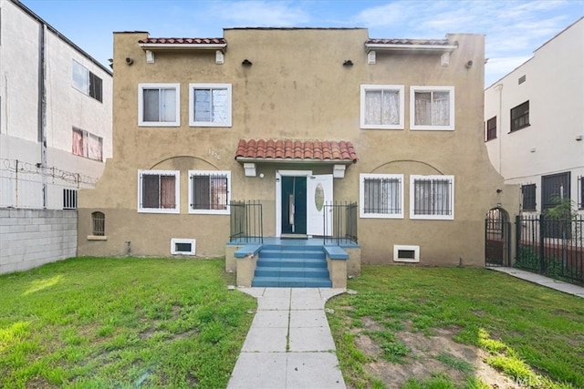 view of front facade with a front lawn