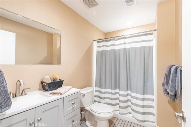 bathroom featuring a shower with curtain, vanity, and toilet