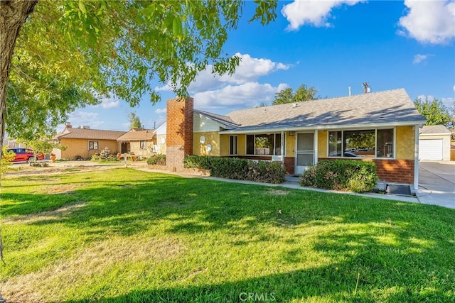 single story home featuring a front lawn