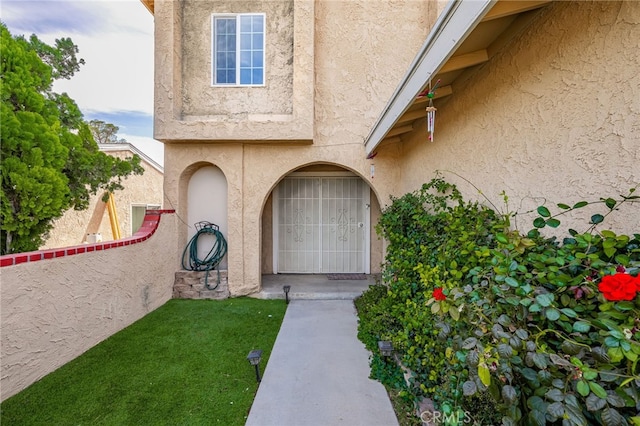 entrance to property featuring a yard