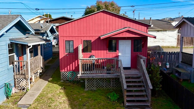 view of front of house with a front lawn