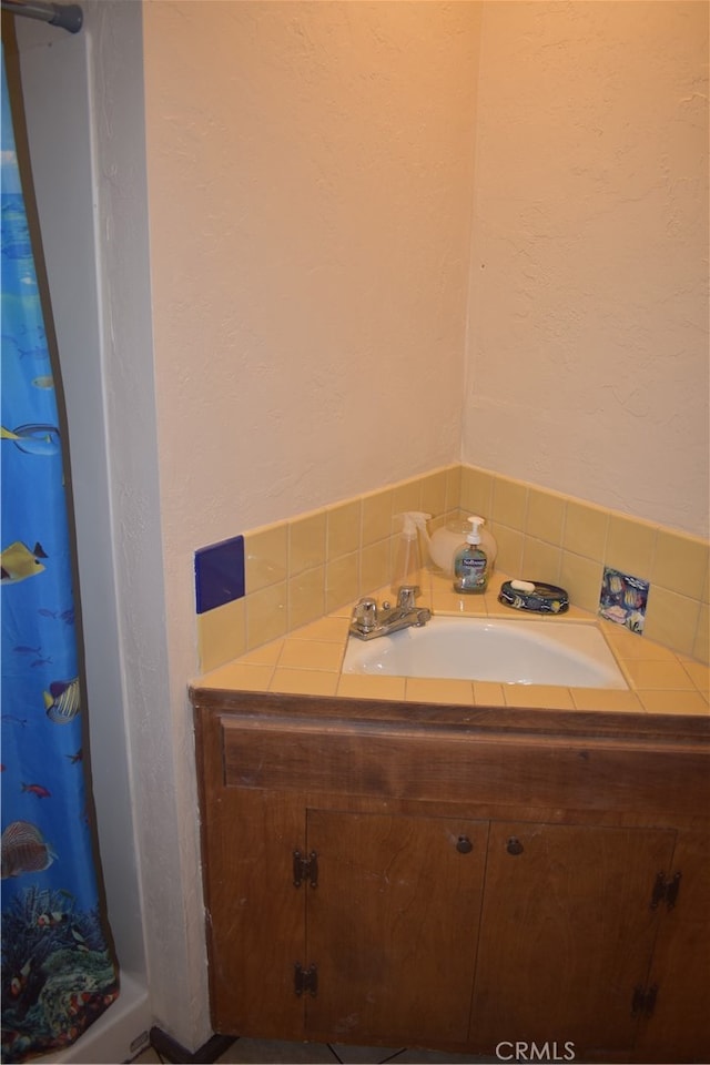 bathroom with sink and backsplash