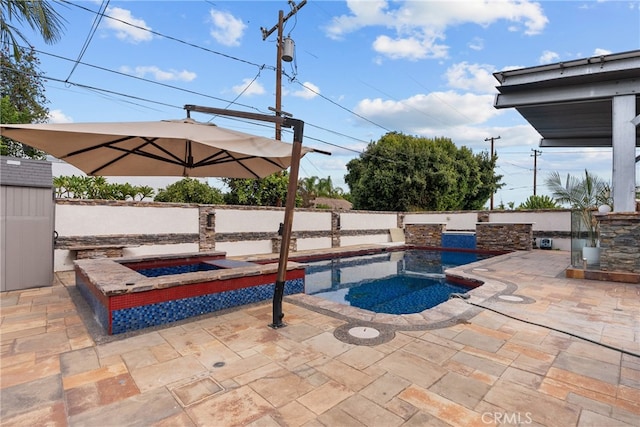 view of pool with an in ground hot tub and a patio area